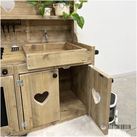 Compacte speelkeuken van steigerhout voor binnen en buiten