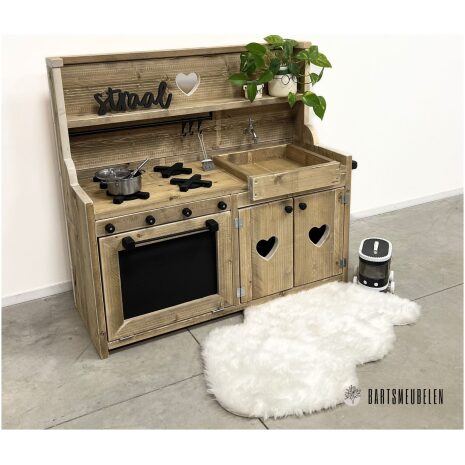 Speelkeuken van steigerhout met opbergruimte en plankje