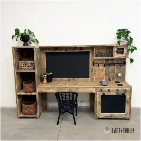 Speelmeubel van steigerhout met 3 vakken en krijtbord