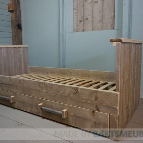 Steigerhouten eenpersoonsbed met stoere lades en buis handgrepen inclusief lattenbodem