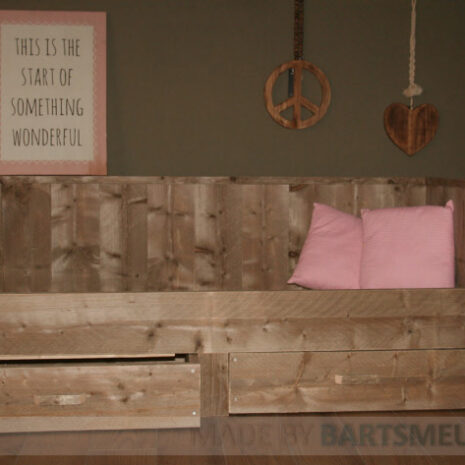 Steigerhouten bedbank - eenpersoonsbed van hout met lades onder het bed en een brede bedrand