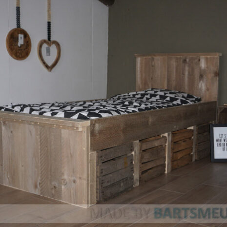 Steigerhouten eenpersoonsbed Kim met ruimte onder het bed voor oude fruitkisten.