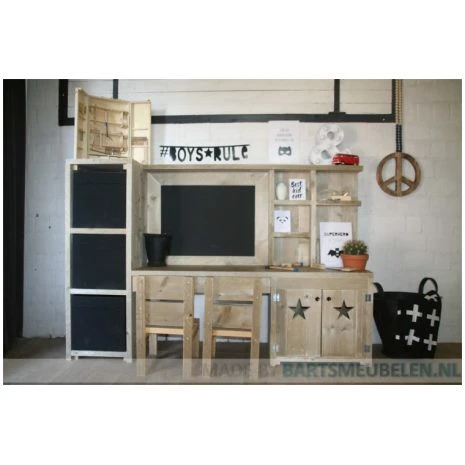 Steigerhouten speelmeubel 11 Stoere speelhoek voor kinderen met sterren figuren in de deurtjes en opbergruimte