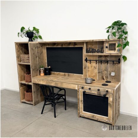 Steigerhouten speelmeubel 14 met keukentje, krijtbord en opbergruimte
