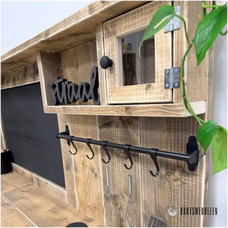 Steigerhouten speelmeubel met keukentje en praktische opbergruimte