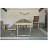 Steigerhouten tafel Sam, een houten blad met een onderstel van steigerbuizen als frame