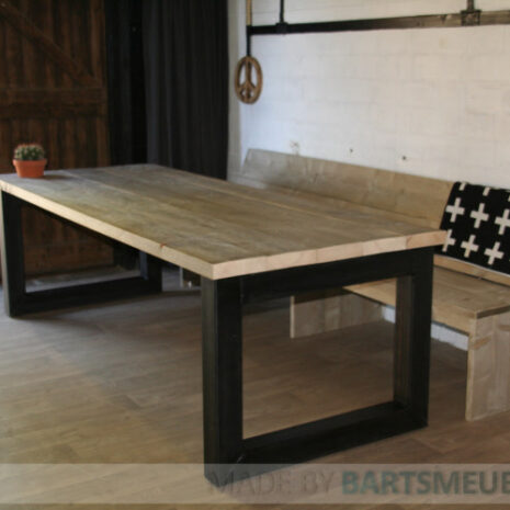Steigerhouten tafel met stalen vierkant-onderstel