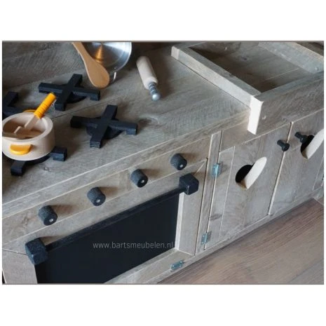 detail steigerhouten speelkeuken 14 voor kinderen