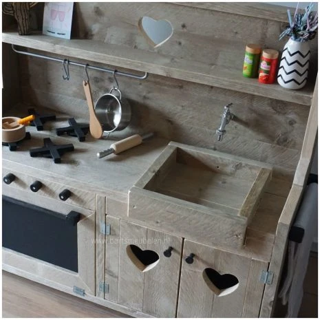 details steigerhouten speelkeuken 14 met sierlijke vormen