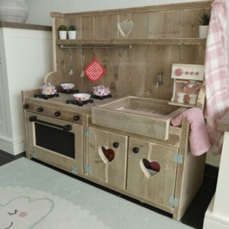 speelkeuken 14 voor kinderen van steigerhout bij de klant