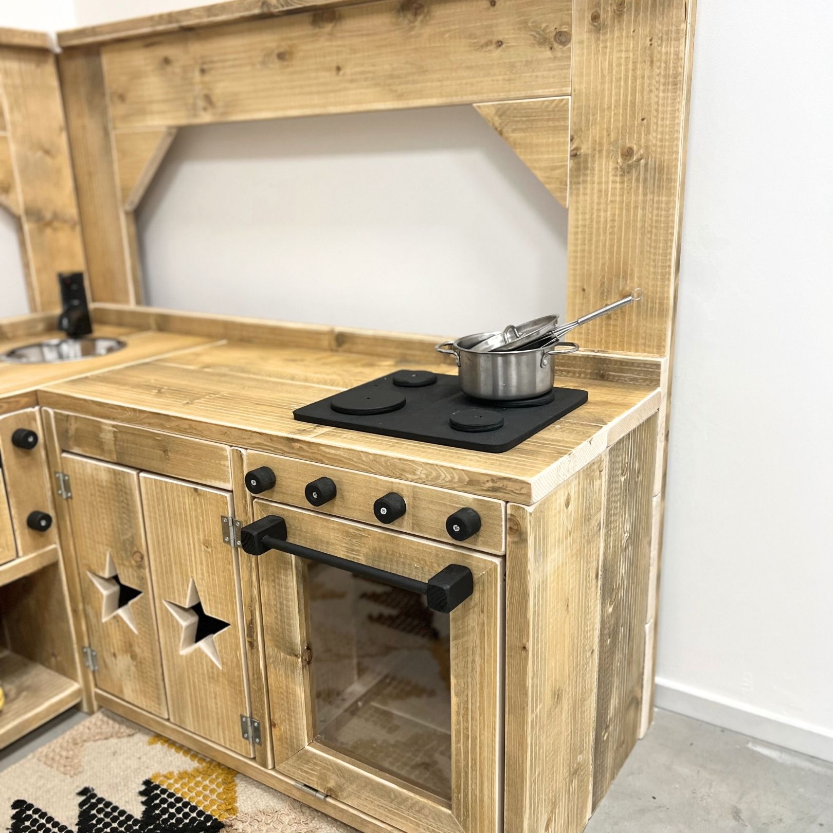 Kinderkeuken met bovenkasten in massief hout | De Speelgoedfee
