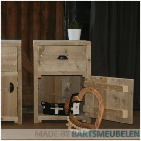 steigerhouten nachtkastje met open deurtje