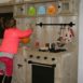 steigerhouten speelmeubel 13 - sfeerfoto spelend kindje