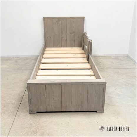 Bed milan van steigerhout en uitval rekje