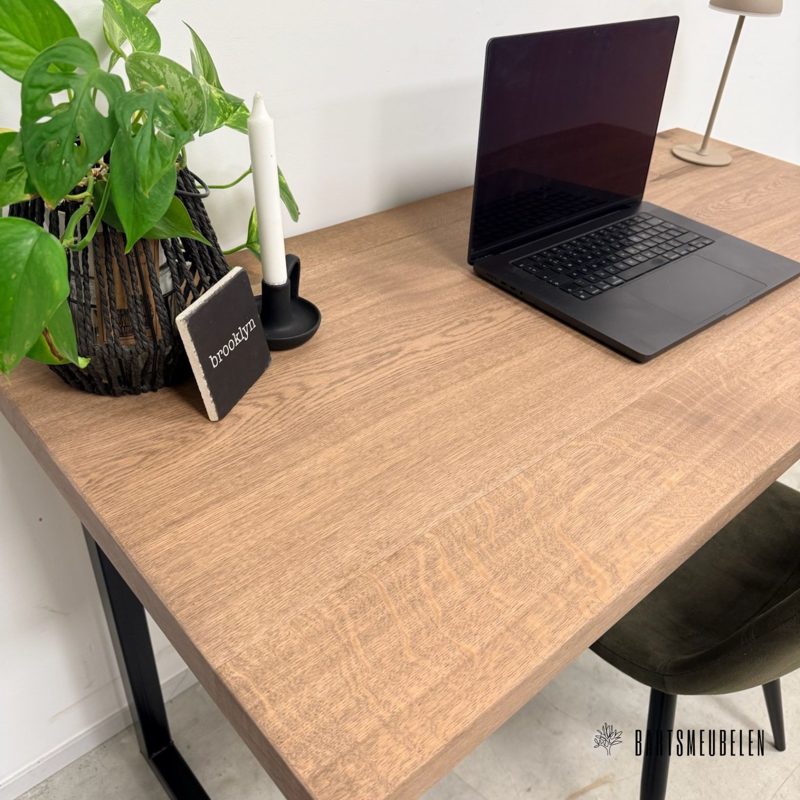 Bureau Amber vintage eikenhout en staal met warme uitstraling Bureau Amber vintage eikenhout en staal met warme uitstraling