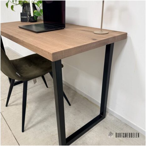 Bureau amber eikenhout en staal voor een stijlvolle werkplek