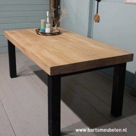 eikenhouten tafel met houten onderstel.1