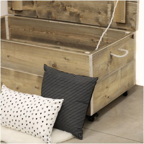 Steigerhouten speelgoedkist waar veel speelgoed in krijt kan