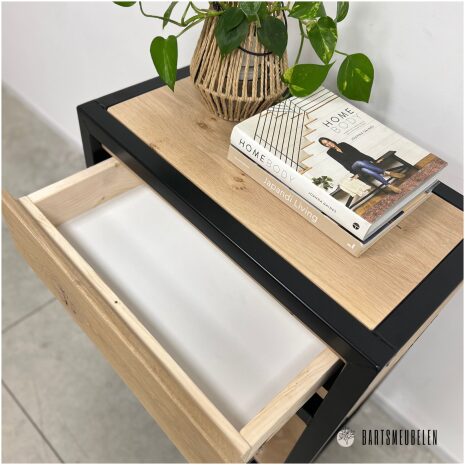 Haltafeltje eikenhout en zwart staal met opbergruimte