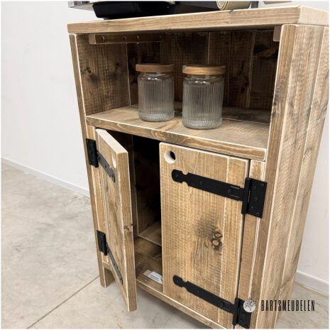 Steigerhouten kast laag voor koffiehoek in huis