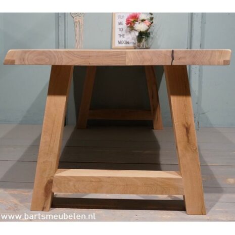 Eiken boombladtafel (40:40) met houten onderstel