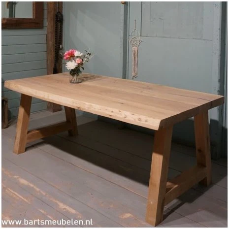 Eiken boombladtafel 4040 met houten onderstel.1 Eiken boombladtafel (40:40) met houten onderstel.1