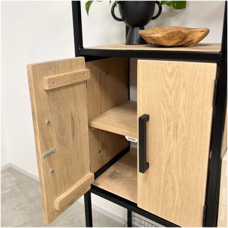 wandkast Zev van eikenhout en zwart staal