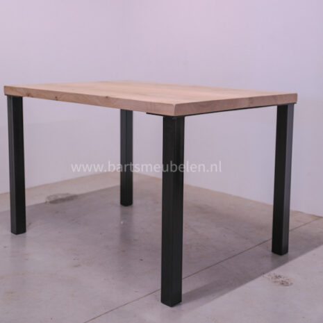 eiken-eettafel-40-met-4-stalen-poten