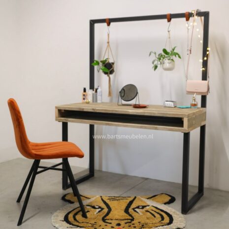 industrieel bureau lot met steigerhouten blad en stalen frame