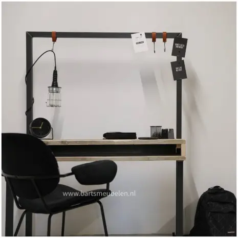 industrieel bureau lott - met stoer metalen frame en houten blad met opening