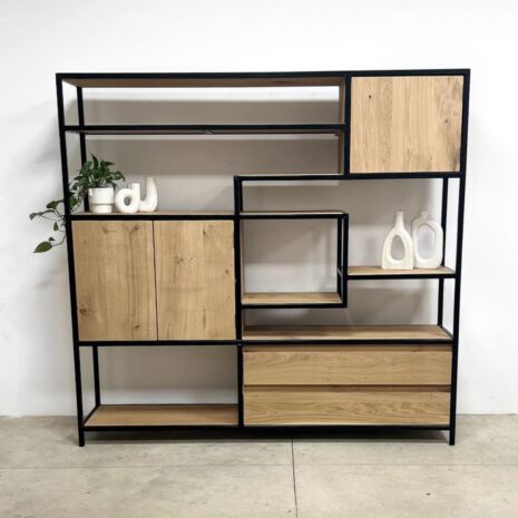 Industrieฬle kast van eiken
