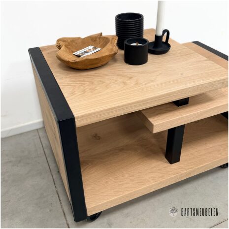 Salontafel op wielen van eiken en staal