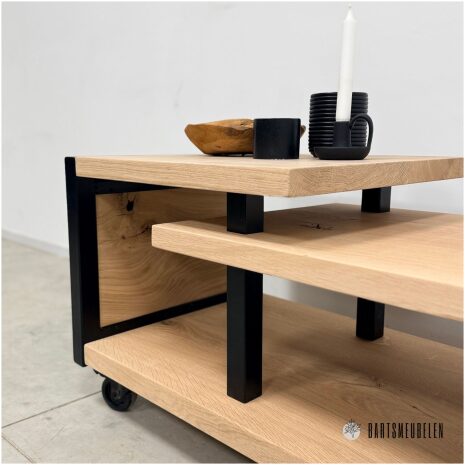 lage tafel op wielen van eiken Colin