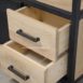 detail foto houten lades met stalen handgrepen