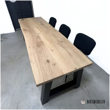 boomstam eettafel eiken met zwarte stalen a poot Jasmijn