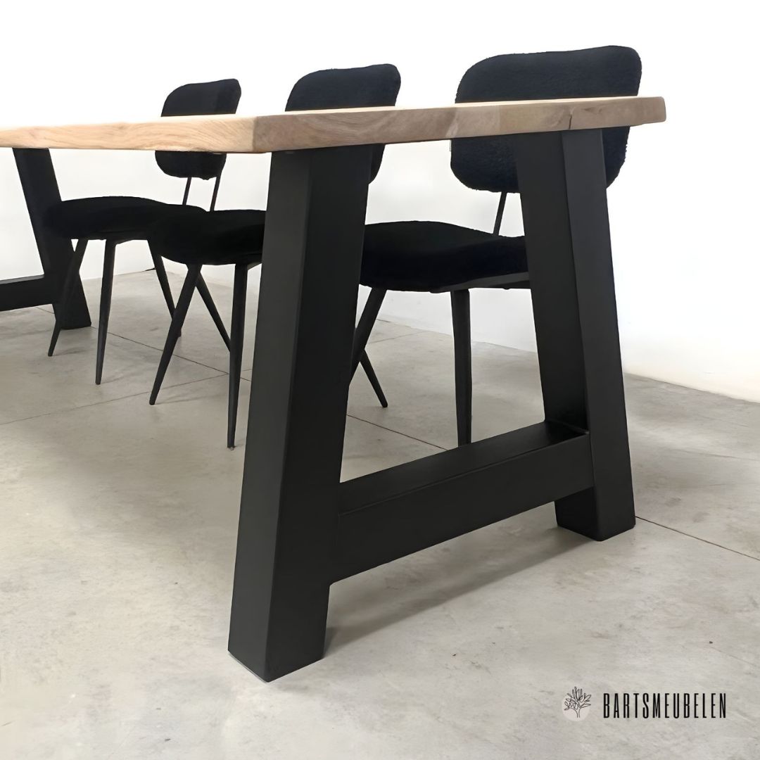 boomstamtafel eiken met a poot zwart staal Jasmijn boomstamtafel eiken met a poot zwart staal Jasmijn