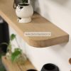 close up afbeelding wandplank zwevend met ronde hoeken van eikenhout