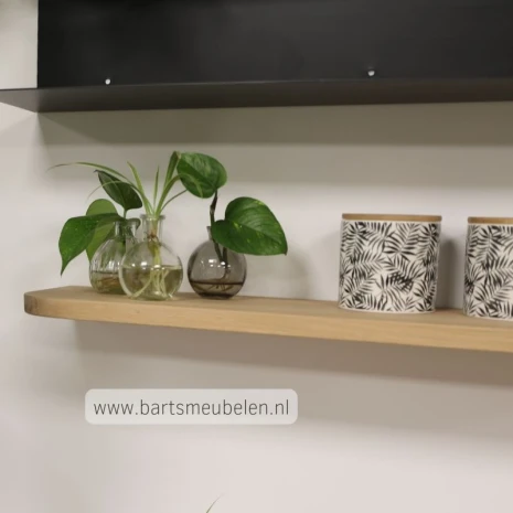 afbeelding wandplank rond eiken aan de muur met plantjes