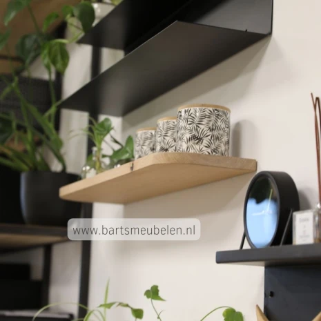 foto wandplank rond eiken 25mm dik met blinde wandbeugels