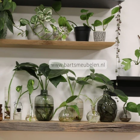 zwevende wandplanken aan de muur