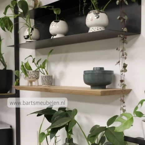 zwevende wandplank vooraanzicht aan de muur