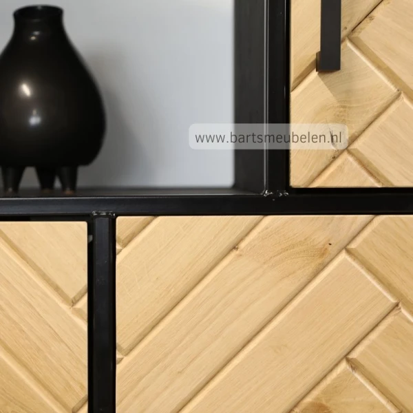 detailfoto visgraat motief metalen wandkast eikenhout