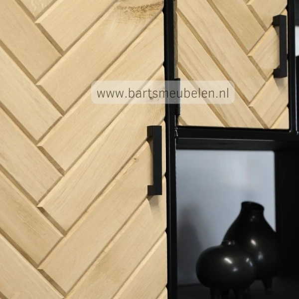 detailfoto visgraat motief eikenhouten deuren en stalen handgrepen