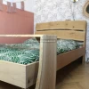 houten bed detail foto