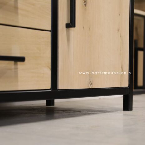 details buffetkast industrieel mirre