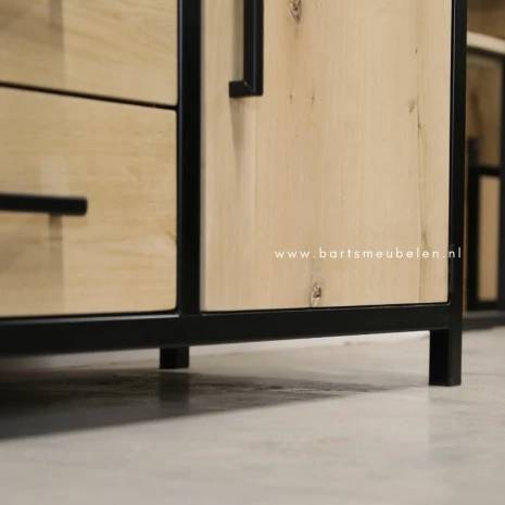 details buffetkast industrieel mirre