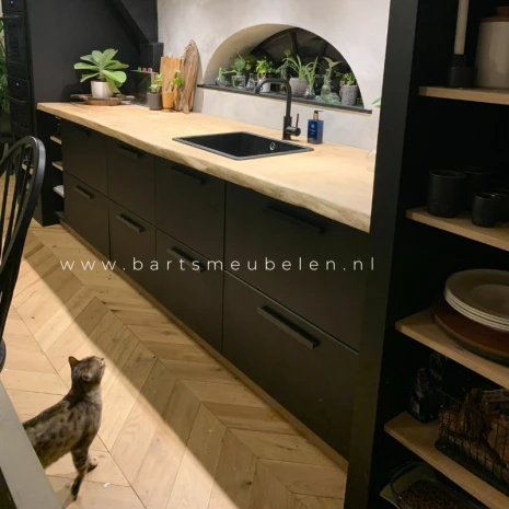 houten keukenblad boomstam zwart-hout sfeer - pip