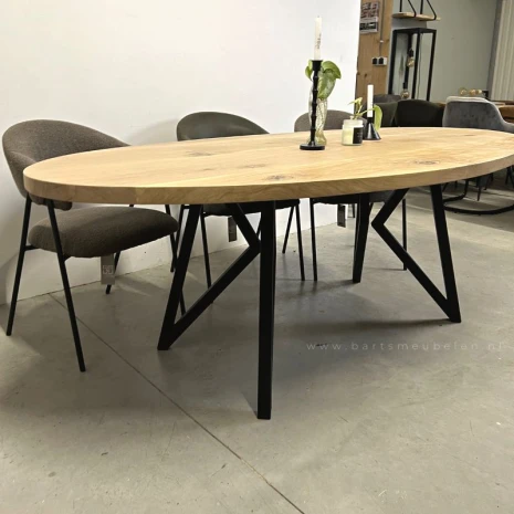Ovalen eettafel eiken Sutton (40) met zwart stalen onderstel