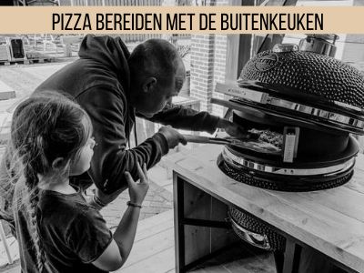 pizza's bereiden op de kamado in de buitenkeuken