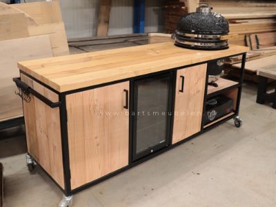 Een buitenkeuken met koelkast en Yakiniku Kamado Large.